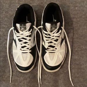Mizuno white trimmed in black tennis shoes
